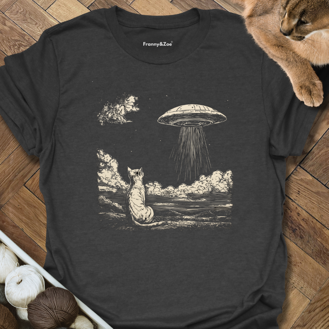 Katze beobachtet Ufo T-Shirt